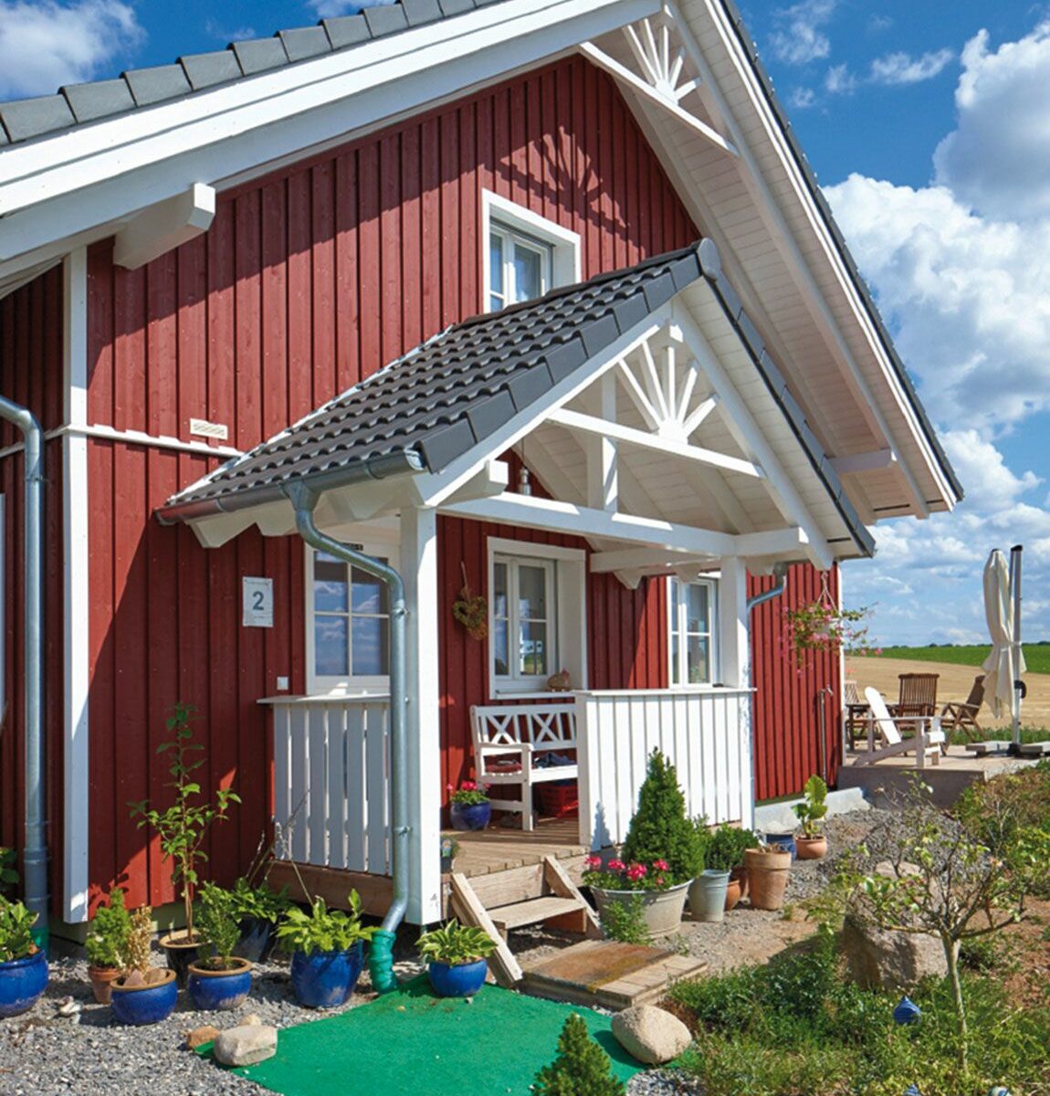 Eingang rotes Schwedenhaus mit kleiner Veranda gebaut aus Holz