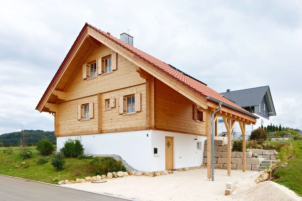 Modernes, freundliches Holzhaus in Blockbauweise