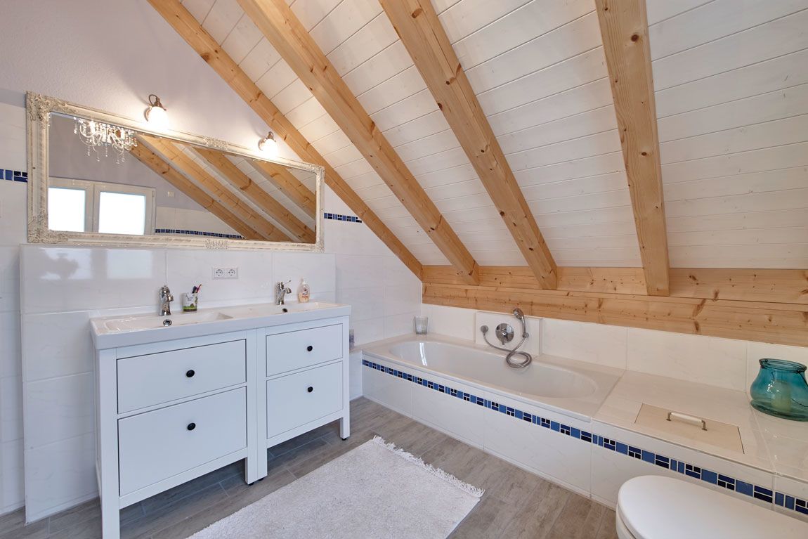 Badezimmer in einem Schwedenhaus von Rems-Murr-Holzhaus